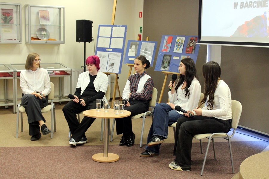 zaproszeni artyści siedzący przed publicznością