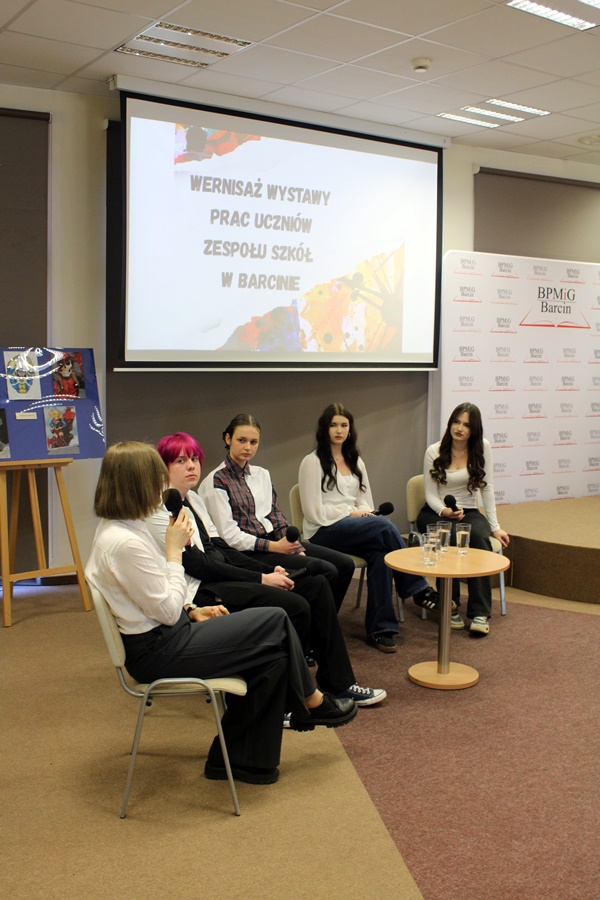 zaproszeni artyści siedzący przed publicznością