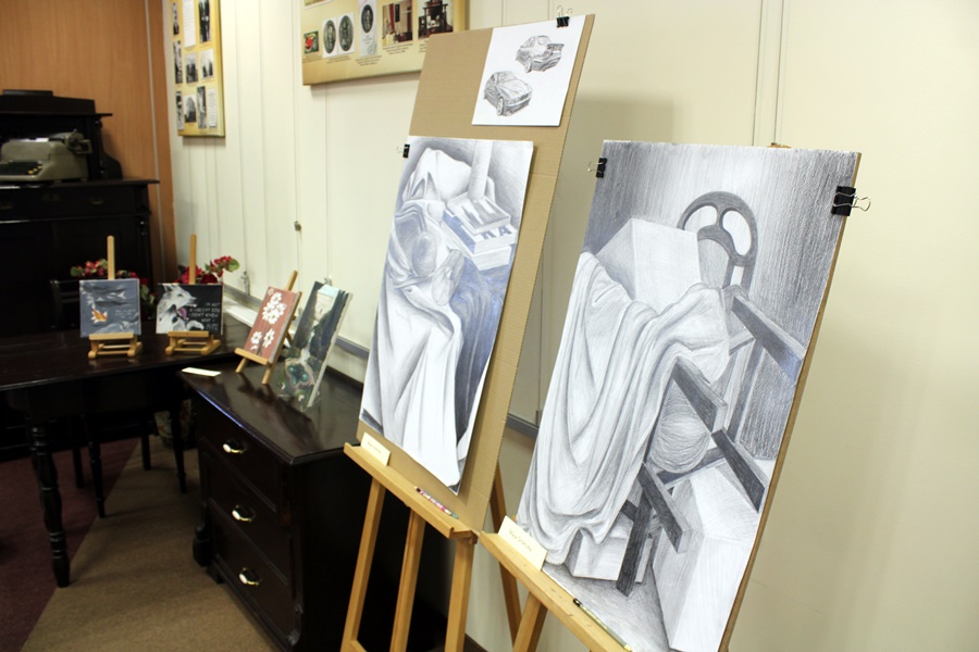 Część prac wystawionych na wernisażu, czarnobiałe obrazy namalowane przez jednego z artystów