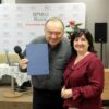 zaproszony gość i dyrektorka biblioteki na wspólnym zdjęciu