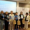 Grupowe zdjęcie zawodników drużyny zajmującej 2 miejsce z organizatorami.