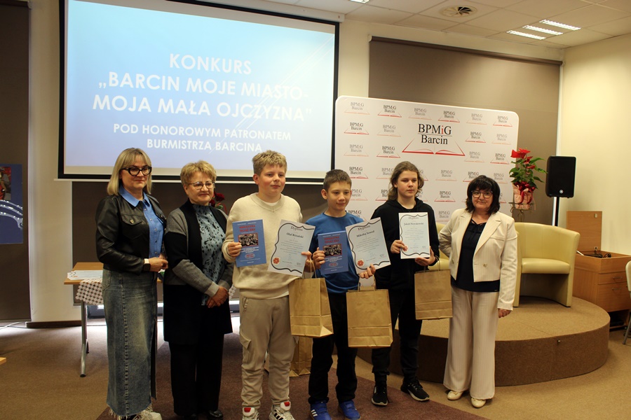 Grupowe zdjęcie zawodników drużyny zajmującej 2 miejsce z organizatorami.