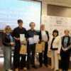 Grupowe zdjęcie zawodników drużyny zajmującej 3 miejsce z organizatorami.