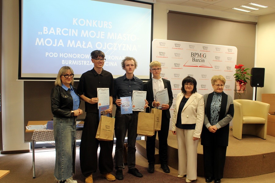 Grupowe zdjęcie zawodników drużyny zajmującej 3 miejsce z organizatorami.