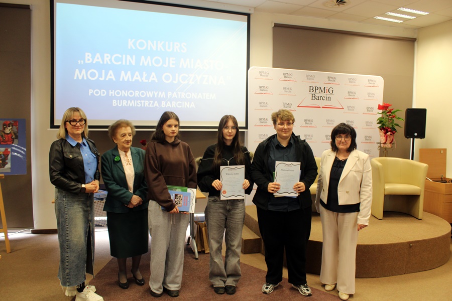 Grupowe zdjęcie zawodników drużyny zajmującej 4 miejsce z organizatorami.