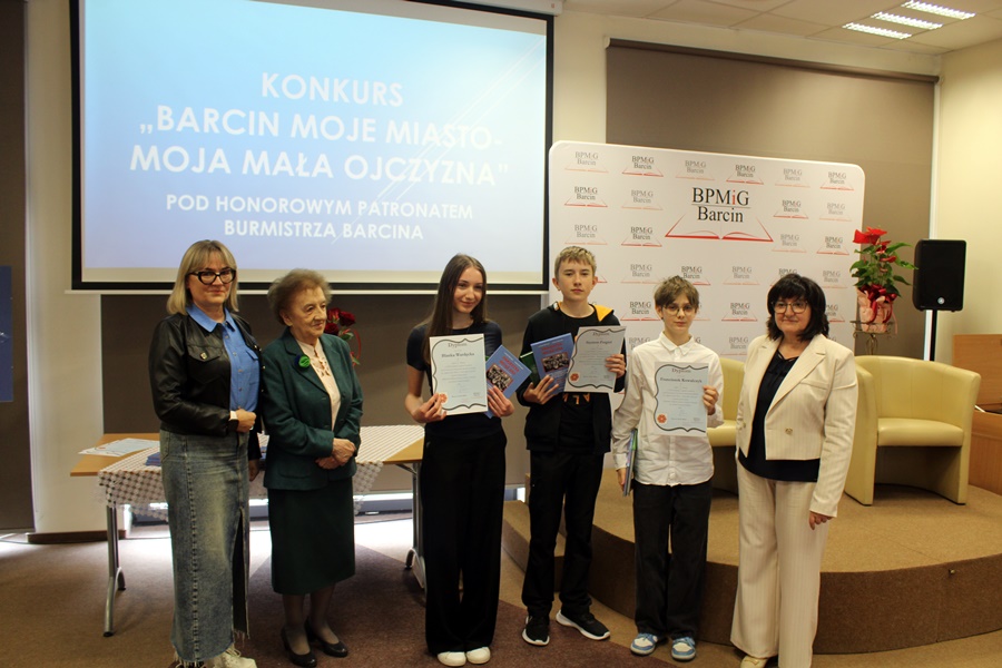 Grupowe zdjęcie zawodników drużyny zajmującej 5 miejsce z organizatorami.