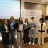 Grupowe zdjęcie zawodników drużyny zajmującej 6 miejsce z organizatorami.