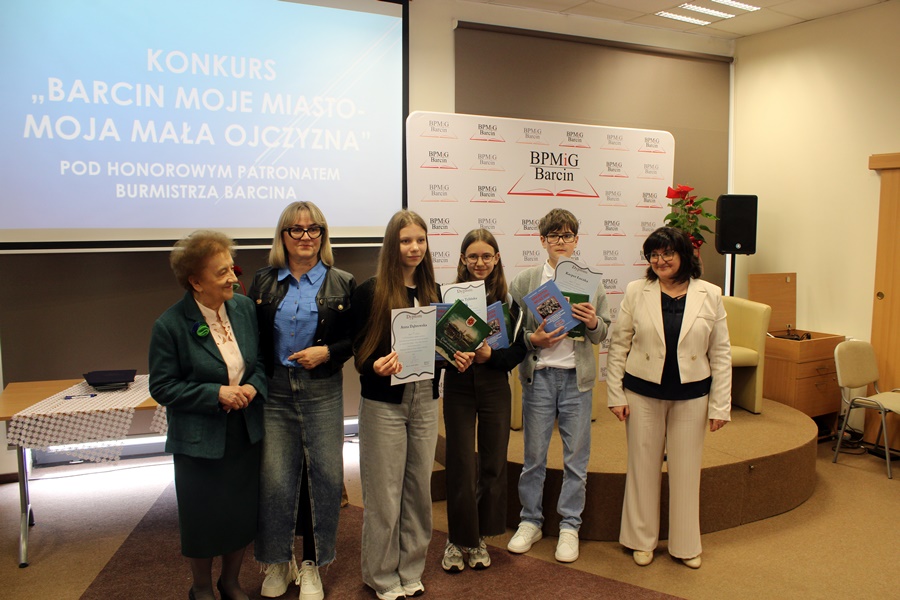 Grupowe zdjęcie zawodników drużyny zajmującej 6 miejsce z organizatorami.