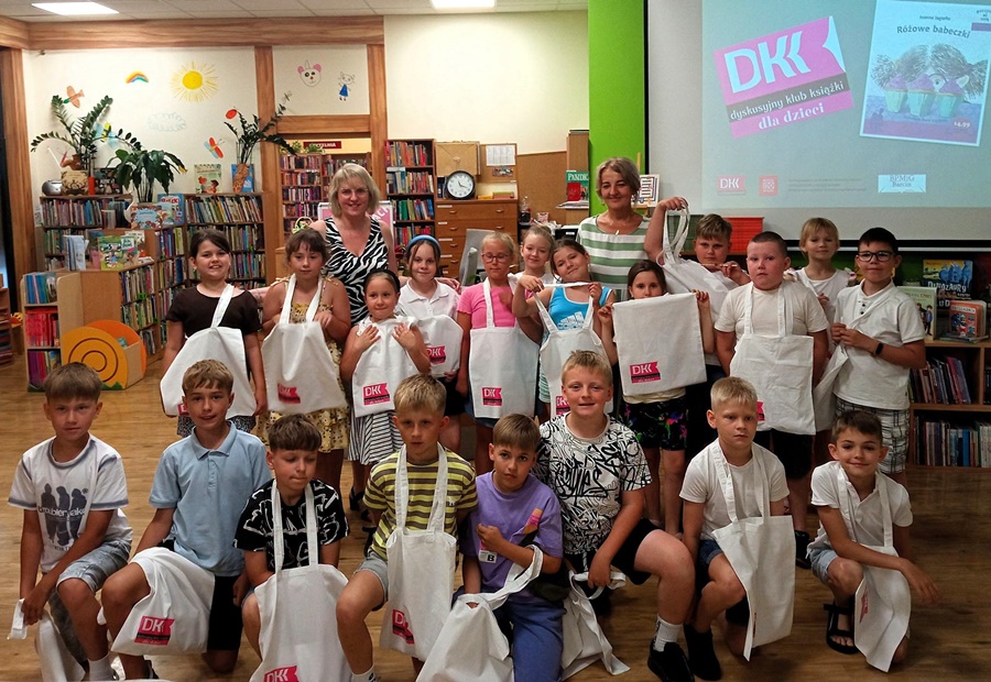 Grupowe zdkęcie uuczestników spotkania Dyskusyjnego Klubu Książki